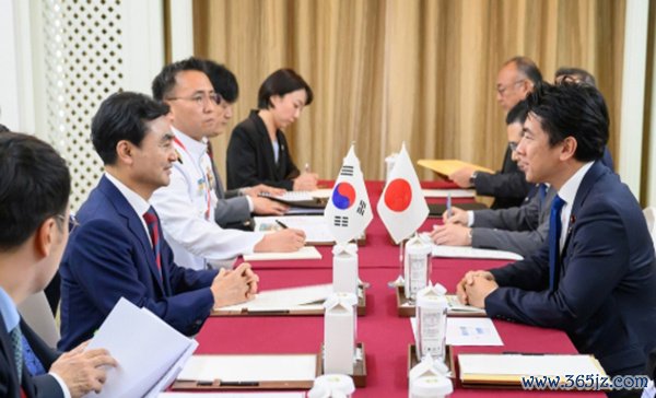 当地时辰5月30日，韩国国防部主座安圭伯和日本防守大臣小泉进次郎举行会谈。 韩国国防部向韩媒提供