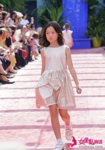 别人家的女儿!李嫣多多巴黎时装周走秀