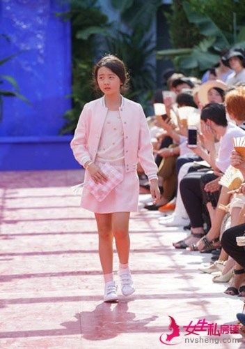 别人家的女儿!李嫣多多巴黎时装周走秀
