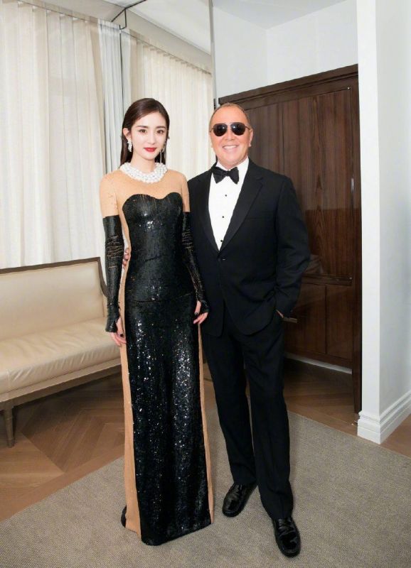 杨幂晚宴礼服被吐槽像寿司,网友:杨幂穿时装可以,礼服真不行!